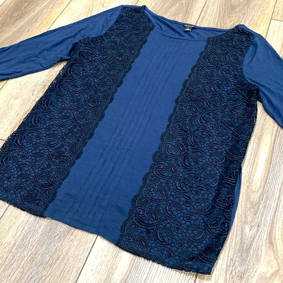ANN TAYLOR Navy Blue 3/4 Sleeve Top w Black Lace Detail MEDIUM - Picture 2 of 11